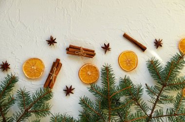 Noel arka plan. Yeni yıl gıda süsleri çam dalları ve mulled şarap anason yıldız, tarçın, kurutulmuş portakal için geleneksel baharat. Yeni yıl kompozisyon tebrik kartı. Genel Görünüm