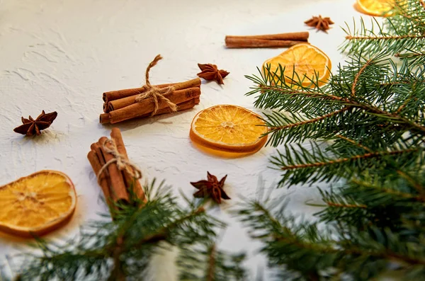 Yeni yıl gıda süslemeleri mulled şarap anason yıldız, tarçın, kurutulmuş portakal için geleneksel baharat ile. Yeni yıl kompozisyon tebrik kartı çam dalları ile. Tatil ruh. Yan görünüm