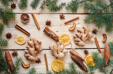 Yeni yıl geleneksel baharat zencefil, kurutulmuş portakal, elma, tarçın ile arka plan natürmort, anason yıldız. Yemek pişirmek için malzemeler veya mulled şarap. Yeni yıl ekmek Noel ağacı dalları ile