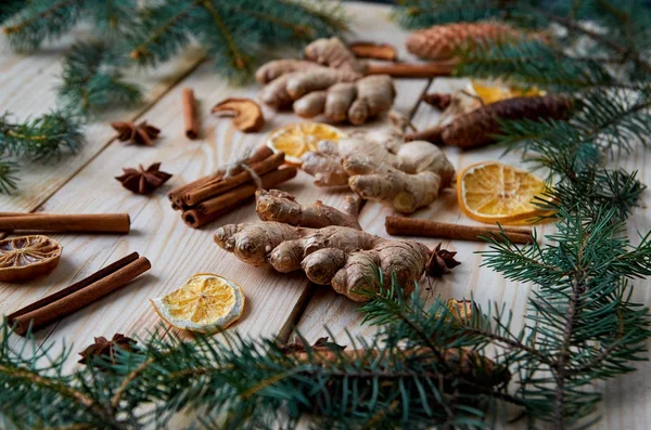 Zencefil Ekmek veya mulled şarap için geleneksel baharat malzemelerle ahşap arka plan üzerinde parçası kurutulmuş portakal, elma, tarçın, anason star. Noel ağacı dalı ile dekore edilmiştir. Yan görünüm