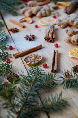 Geleneksel baharat için mulled şarap Noel ekmek turuncu, anason, tarçın, zencefil, kartopu ahşap arka plan üzerinde. Noel ağacı dalları, çam kozalakları ile dekore edilmiştir. Yeni yıl kompozisyon. Yatay