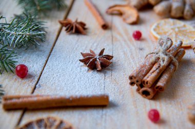 Toz anason star için Noel ekmek portakal, anason, tarçın, kartopu ahşap arka plan üzerinde bulanık geleneksel baharat ile kapatın. Noel ağacı dalı ile dekore edilmiştir. Yeni yıl kompozisyon