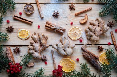 Geleneksel toz baharat için mulled şarap Noel ekmek turuncu, anason, tarçın, zencefil, kartopu ahşap arka plan üzerinde meyveleri. Noel ağacı dalları, çam kozalakları. Yeni yıl kompozisyon Üstten Görünüm