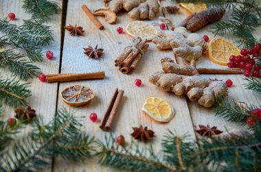 Toz baharat için mulled şarap veya Noel ekmek turuncu, anason, tarçın, zencefil, çiğ kırmızı kartopu ahşap arka plan üzerinde meyveleri. Bulanık Noel ağacı dalları ile dekore edilmiştir. Düz yatıyordu. Yan görünüm