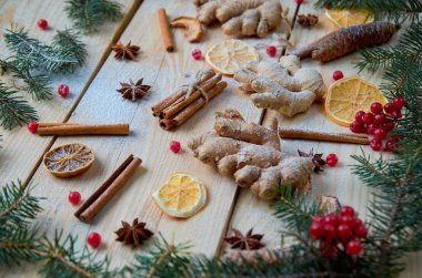 İçin mulled şarap veya Noel ekmek portakal, anason, tarçın, toz baharat ahşap arka plan üzerinde Kızıl. Bulanık Noel ağaç dalları ve kırmızı kartopu çilek dekore edilmiştir. Düz yatıyordu. Yan görünüm