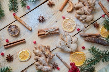 Geleneksel toz baharat için mulled şarap veya Noel ekmek portakal, anason, Kakuleden, tarçın, zencefil, taze kırmızı kartopu ahşap arka plan üzerinde meyveleri. Noel ağacı dalları. Düz yatıyordu, en iyi görünümü