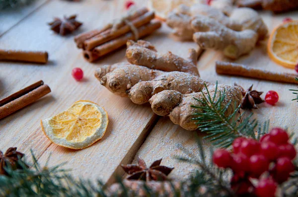 Toz zencefil için Noel ekmek portakal, anason, tarçın, anason ahşap arka plan üzerinde bulanık geleneksel baharat ile kapatın. Noel ağacı dalı ile dekore edilmiş kartopu. Yeni yıl kompozisyon