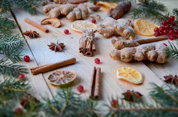 Toz baharat için mulled şarap Noel ekmek turuncu, anason, tarçın, zencefil, kartopu ahşap arka plan üzerinde. Noel ağacı dalları, çam kozalakları ile dekore edilmiştir. Yeni yıl kompozisyon. Yan görünüm