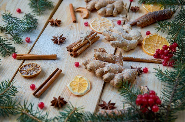 İçin mulled şarap veya Noel ekmek portakal, anason, tarçın, toz baharat ahşap arka plan üzerinde Kızıl. Bulanık Noel ağaç dalları ve kırmızı kartopu çilek dekore edilmiştir. Düz yatıyordu. Yan görünüm