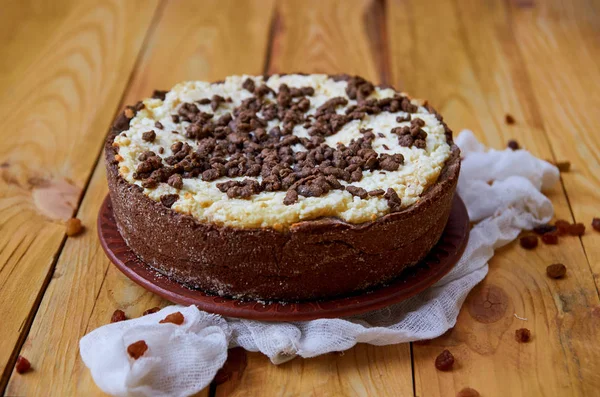 Tarta Queso Casera Con Chocolate Plato Marrón Decorado Con Tela — Foto de Stock