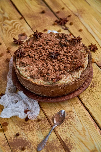 Kahverengi Plaka Üzerinde Çikolata Tozu Ile Yapımı Peynirli Kek Dekore — Stok fotoğraf
