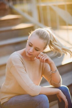 sarışın kız yaz yürüyüş