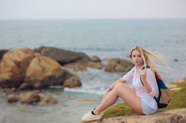 genç bir kızın kolları yürür Cap aktif olarak