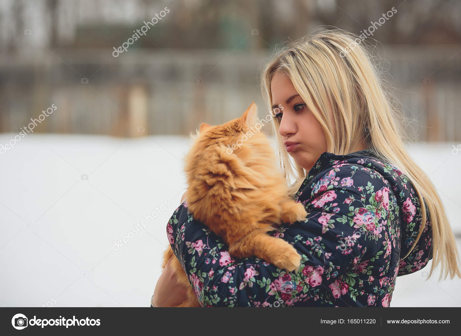 Девушка и кот зимой Девушка и кот зимой