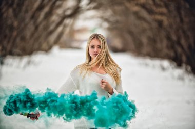 Kız kedi kırmızı kış