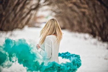 Kız kedi kırmızı kış