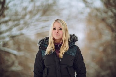 kız kış kırmızı