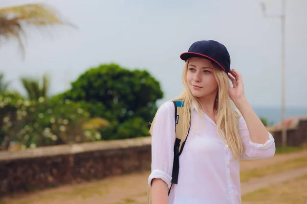 젊은 여 자가 산책 달려있다 모자 — 스톡 사진