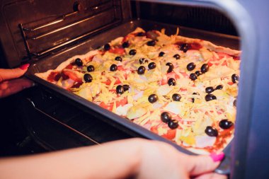 pişmemiş pizza peyniri taze domates salçası