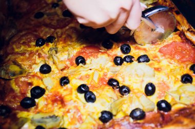 pişmiş pizza peynirinde domates ezmesi taze bıçak