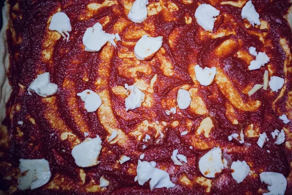 Pişmiş pizza mozzarella üzerinde domates ezmesi — Stok fotoğraf