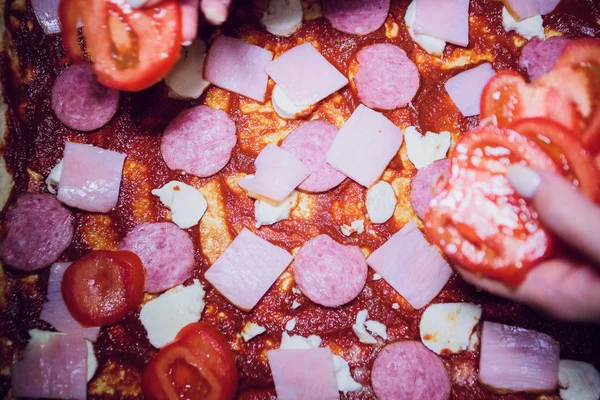 Pasta pomidorowa na niegotowanej pizzy kiełbasa sera mozzarella — Zdjęcie stockowe