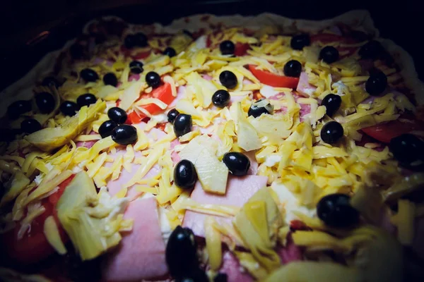 Pasta pomidorowa na niegotowane pizza ser świeży — Zdjęcie stockowe