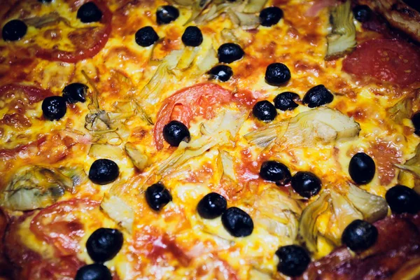 Tomatenpuree op ongekookt pizza kaas vers de — Stockfoto