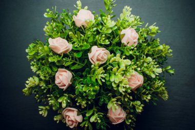 siyah bir arka plan, yeşil bir buket gül yaprakları