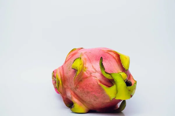 Beyaz arkaplanda Ejder Meyvesi izole — Stok fotoğraf