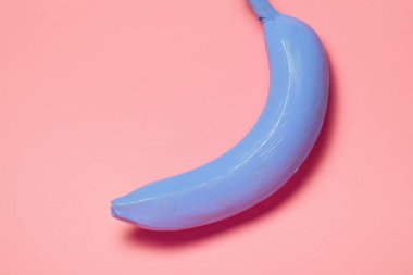 Turuncu zemin üzerine mavi muz