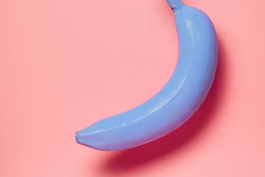 Turuncu zemin üzerine mavi muz