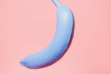 Turuncu zemin üzerine mavi muz