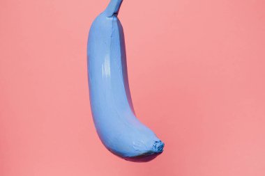 Turuncu zemin üzerine mavi muz