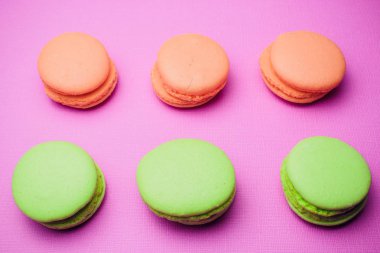 renkli arka plan tatlılık üzerinde altı makaruni