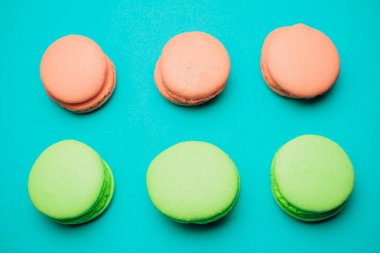 renkli arka plan tatlılık üzerinde altı makaruni