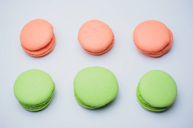 renkli arka plan tatlılık üzerinde altı makaruni