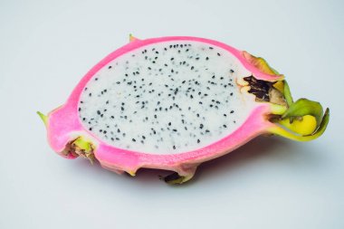 Dragon meyve renkli bir arka plan üzerine izole