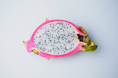 Dragon meyve renkli bir arka plan üzerine izole