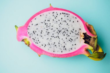 Dragon meyve renkli bir arka plan üzerine izole