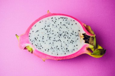 Dragon meyve renkli bir arka plan üzerine izole