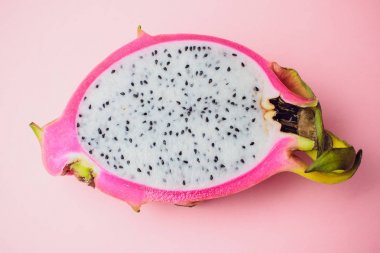 Dragon meyve renkli bir arka plan üzerine izole