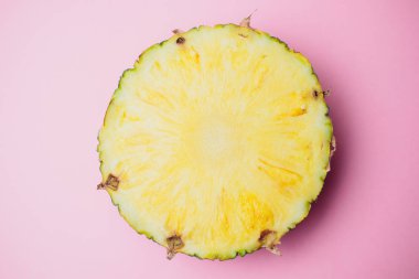 taze ananas, renkli bir arka plan izole