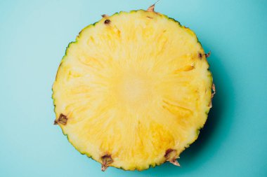 taze ananas, renkli bir arka plan izole