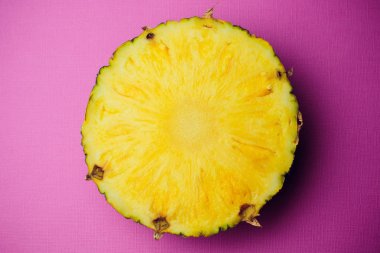 taze ananas, renkli bir arka plan izole