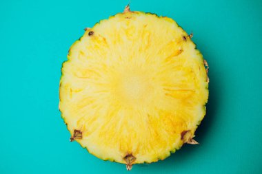 taze ananas, renkli bir arka plan izole