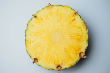 taze ananas, renkli bir arka plan izole