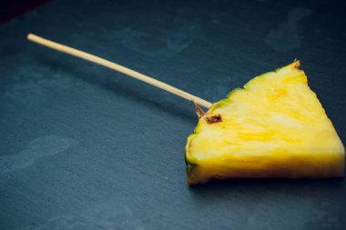 taze ananas şiş, siyah bir arka plan izole