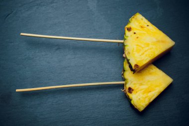 taze ananas şiş, siyah bir arka plan izole