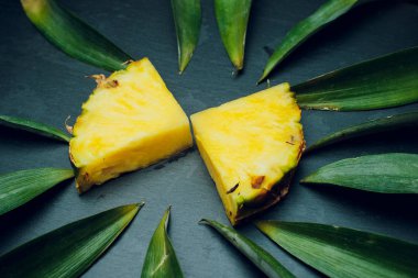 siyah bir arka plan üzerinde izole, yaprakları taze ananas